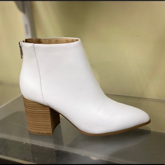 White chunky heel ankle bootie FLASH SALE - Picture 4 of 9